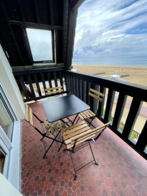 Appartement de 3 chambres a Benerville sur Mer a 10 m de la plage avec vue sur la mer balcon et wifi